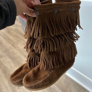 Minnetonka fringe boots size 2 youth